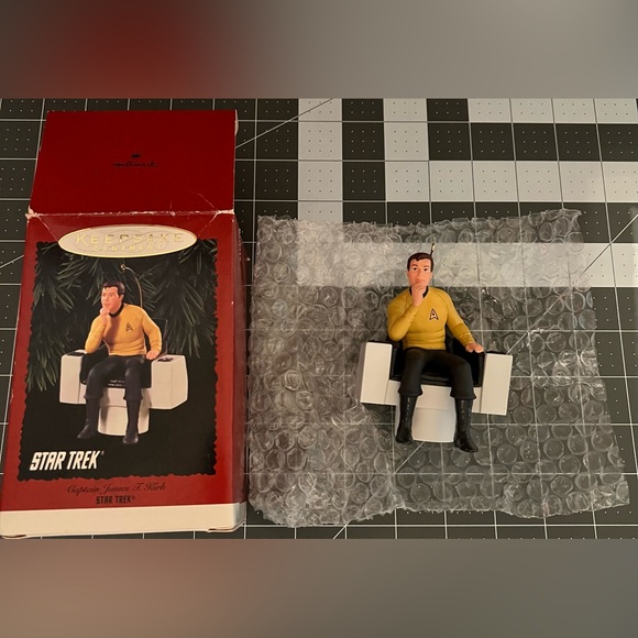 Hallmark Star Trek Captain James T Kirk Ornament - Picture 3 of 3
